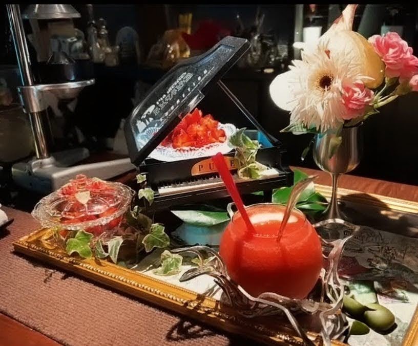 ミニピアノと赤いカクテル